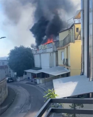 Gabicce - Incendio in un hotel, vigili del fuoco al lavoro per domare le fiamme